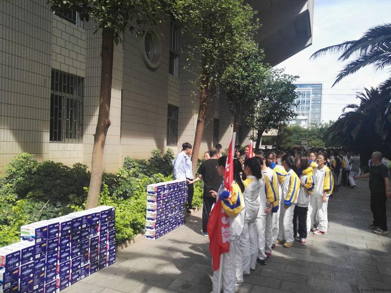 昆明滇池中学:我公司为即将高考的高三学生免费送上牛奶,预祝同学们